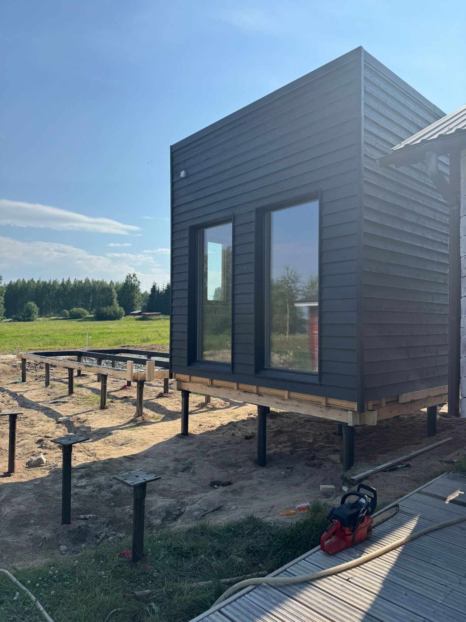 Stalowy fundament z pali śrubowych pod konstrukcją drewnianą