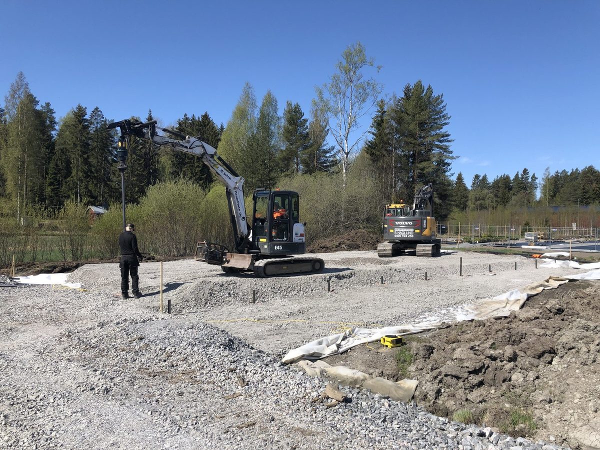 Rząd pali śrubowych pod fundament szklarni w Cassandras Trädgård
