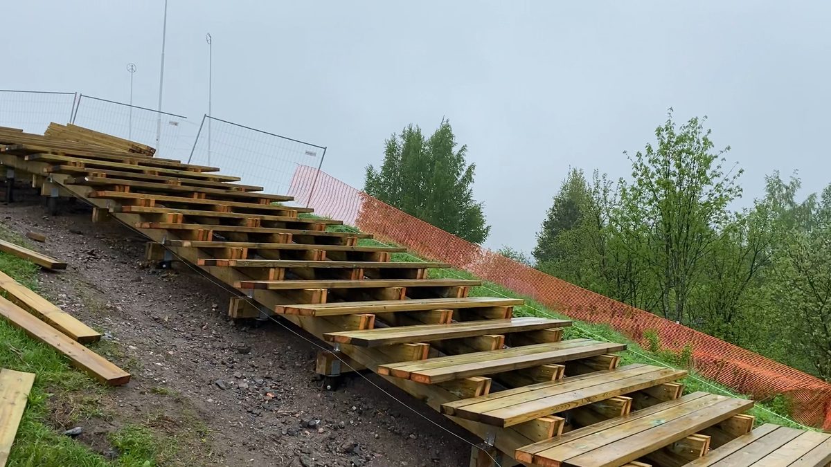 Drewniane schody rekreacyjne na fundamencie z pali śrubowych w Helsinkach