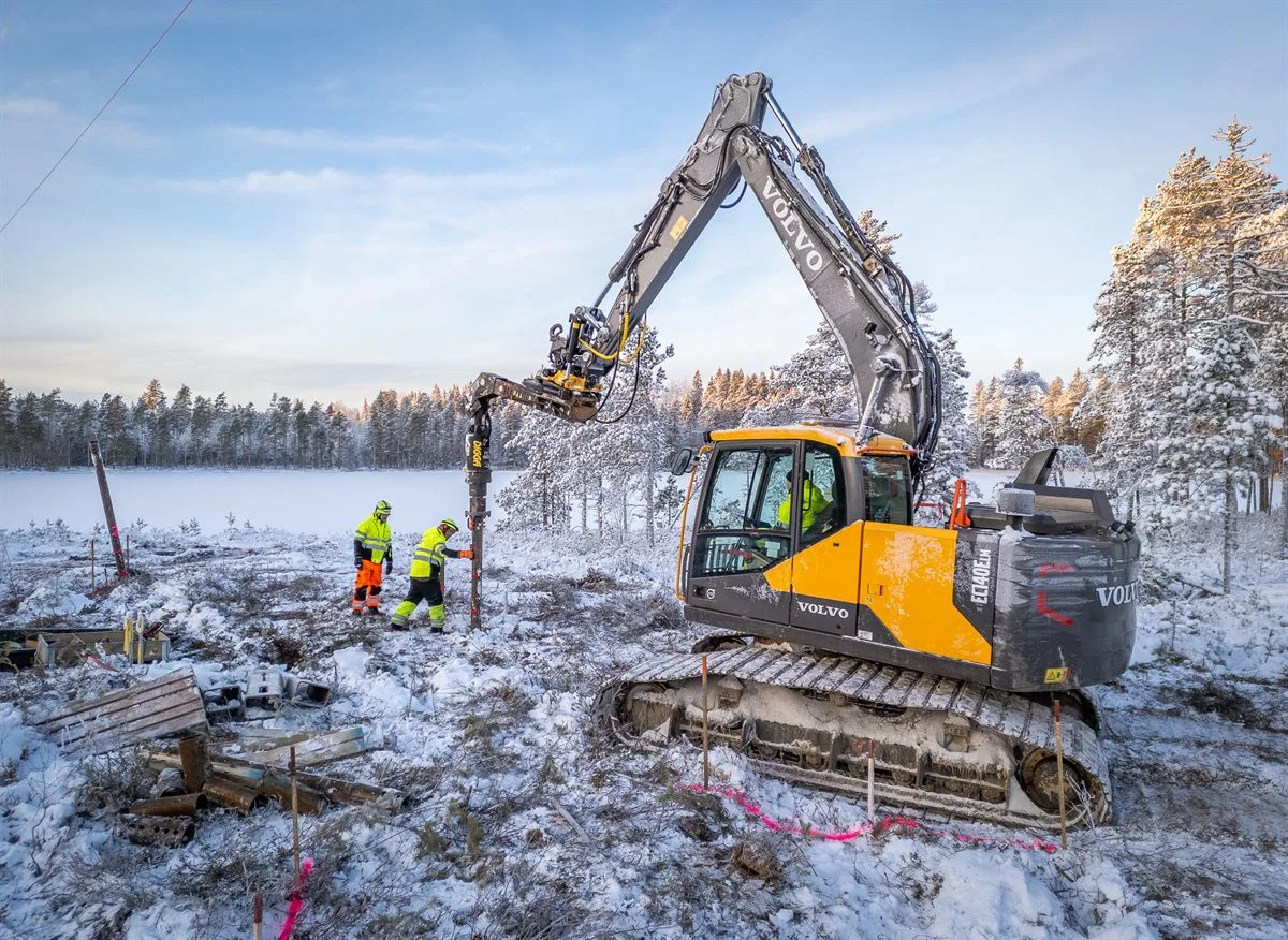 Montaż pala PRO dużą koparką na placu projektu infrastrukturalnego